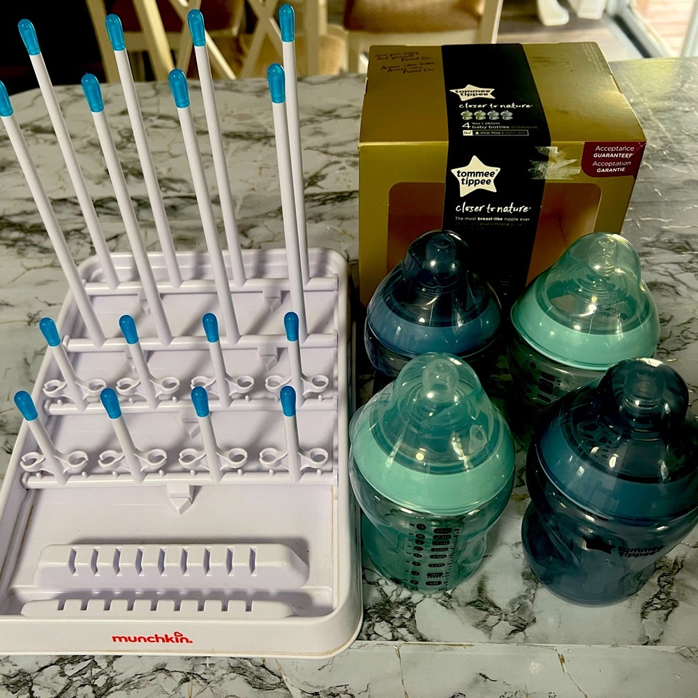 4 9oz Tommee teppee bottles and munchkin drying rack